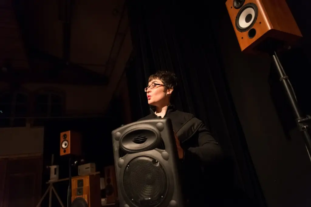 Christine Mannaz denarié faisant un enregistrement