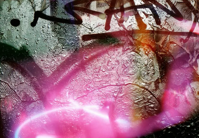 Photo en surimpression, on y voit des graffitis et des néon rose, en couleur métallique.