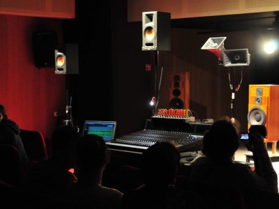 collaboration plusieurs personnes dans un studio d'enregistrement
