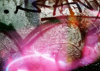 photo, surimpression, graffitis, néon rose, métallique, christinemannazdenarie Photo en surimpression, on y voit des graffitis et des néon rose, en couleur métallique.